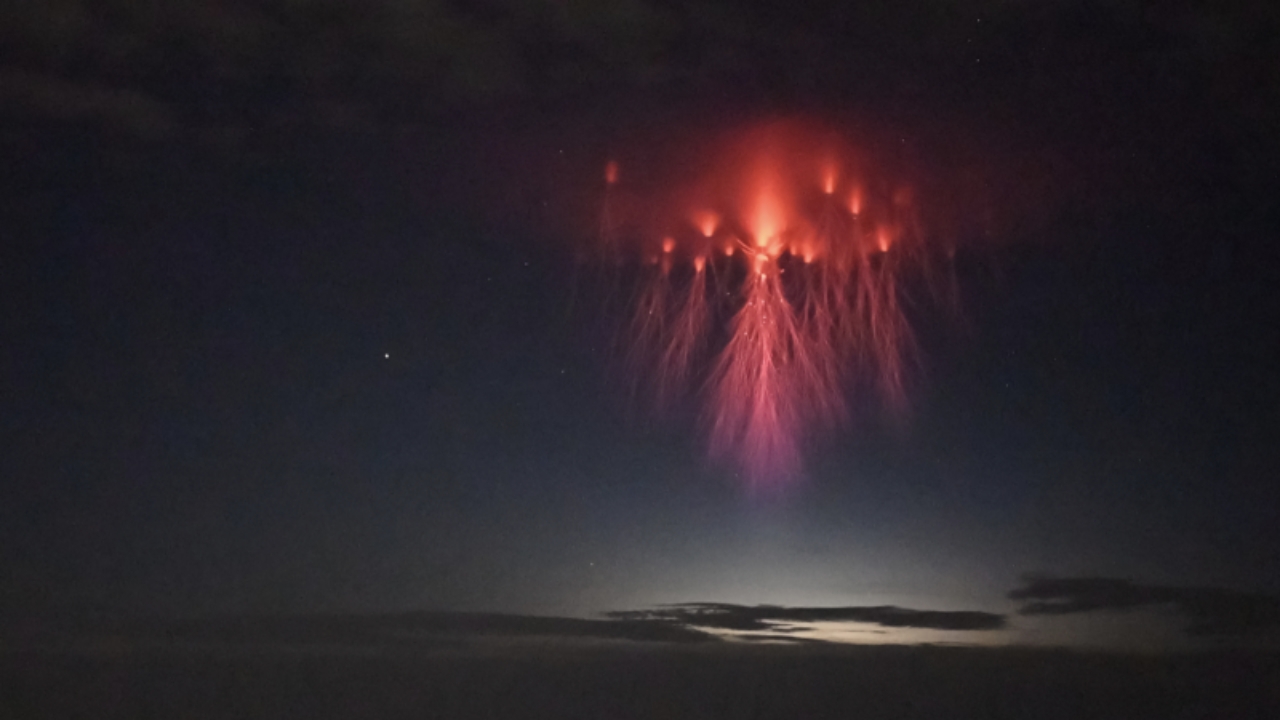 ظاهرة فيزيائية نادرة… العفاريت الحمراء - lightening sprites - تتوهج في السماء