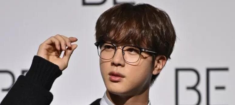 جين عضو فرقة BTS الكورية يحمل الشعلة الأولمبية في أولمبياد باريس