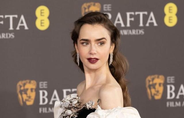 الممثّلة وعارضة الأزياء Lily Collins تتألّق بأزياء من توقيع Schiaparelli خلال ترويجها لفيلمها MaXXXine